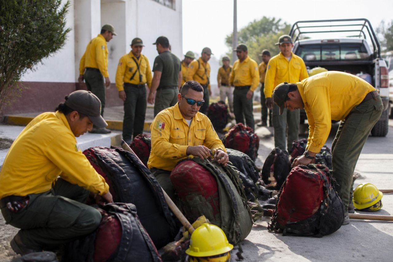 México envía brigadistas a Canadá para combatir incendios